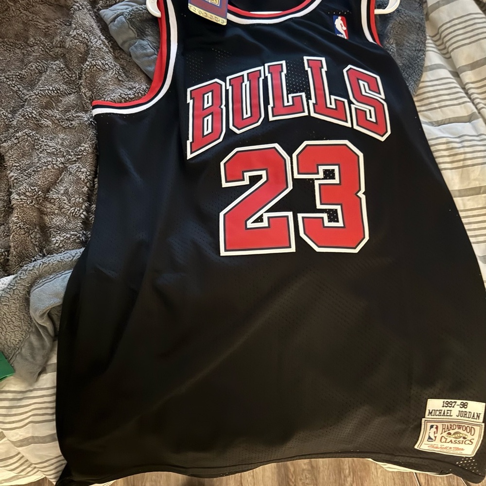 Mitchell & Ness Bulls Jersey in Black and Red